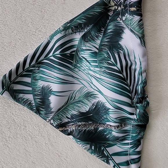 🥥 NWT!! PALM TREE BLACK WHITE GREEN TRIANGLE BIKINI TOP - Picture 3 of 5